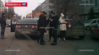 Видео ЧП-САРАТОВ. ВИДЕОРЕГИСТРАТОР ЗАПЕЧАТЛЕЛ ДРАКУ СО СТРЕЛЬБОЙ НА УЛ. ЧЕРНЫШЕВСКОГО (ПОЛНОЕ ВИДЕО) от chpSaratov, улица Н. Г. Чернышевского, Саратов, Россия