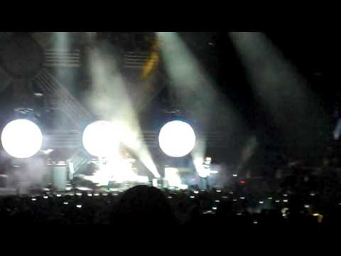 Blink 182 performing Dumpweed at the Post Gazette Pavilion in Pittsburgh, PA. Unbelievable show, it was surreal seeing these 3 back on stage together.