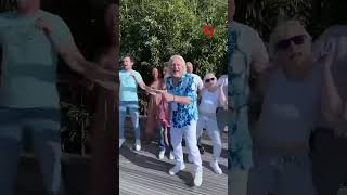 N Mimée Devant Un Public Familial Au Cap Dagde Tollé Autour De Patrick Sébastien