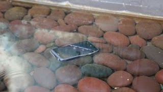 Cómo rescatar un 'smartphone' mojado y eludir que se moje otra vez