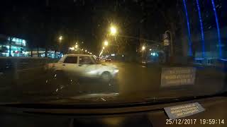 Видео Авария г. Краснодар ул. Ставропольская (25.12.17 время 19:59) от Alexandr Yaremchuk, Ставропольская улица, Краснодар, Россия