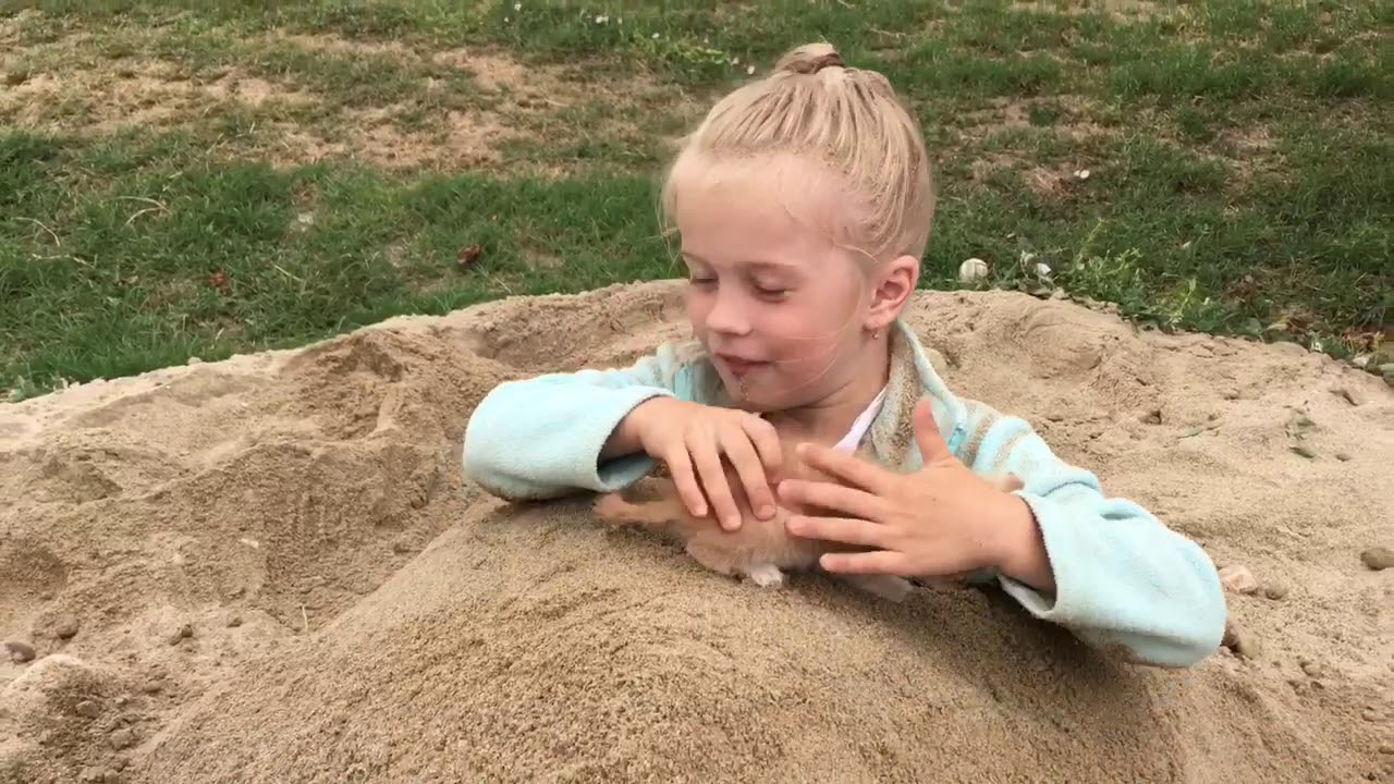 Милаха Берри на песке 