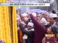 Kejriwal makes a rickshaw puller to inaugurate NDMC hospital
