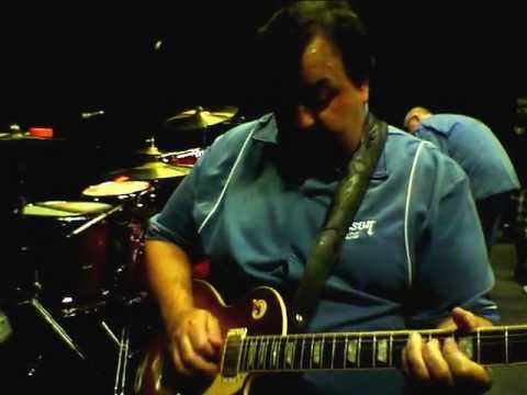 Frank Johns of Gibson USA demoing 'something new' from EMG Pickups (Nashville Tone Showcase 2012)