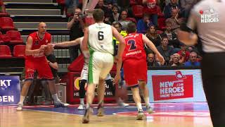 Play of the Day: Facial dunk Maarten Bouwknecht