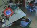 Impiegato che spia tra le cosce della collega.