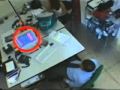 Impiegato che spia tra le cosce della collega.