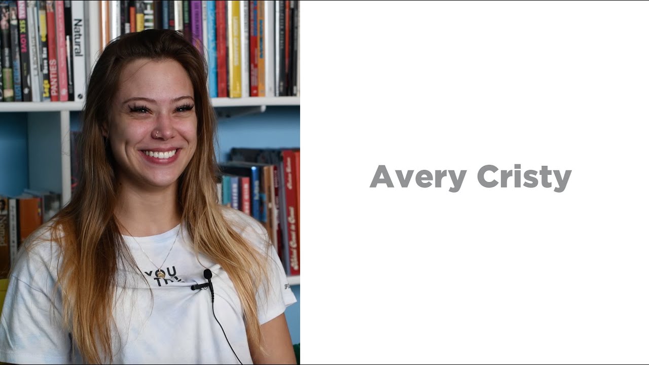 Ебёт без стыда и совести сводную сестрицу Avery Cristy