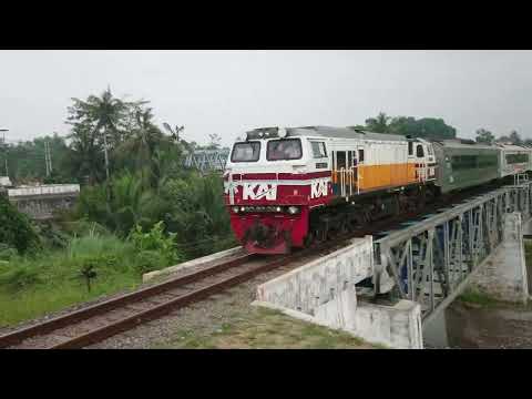 Kereta cc 206 memasuki stasiun wlingi ka Gajayana melalui jalur 2 livery nataru
