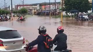 Chuva da madrugada deixa Picos inundadas