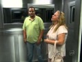scherzo in ascensore donna scoreggiona