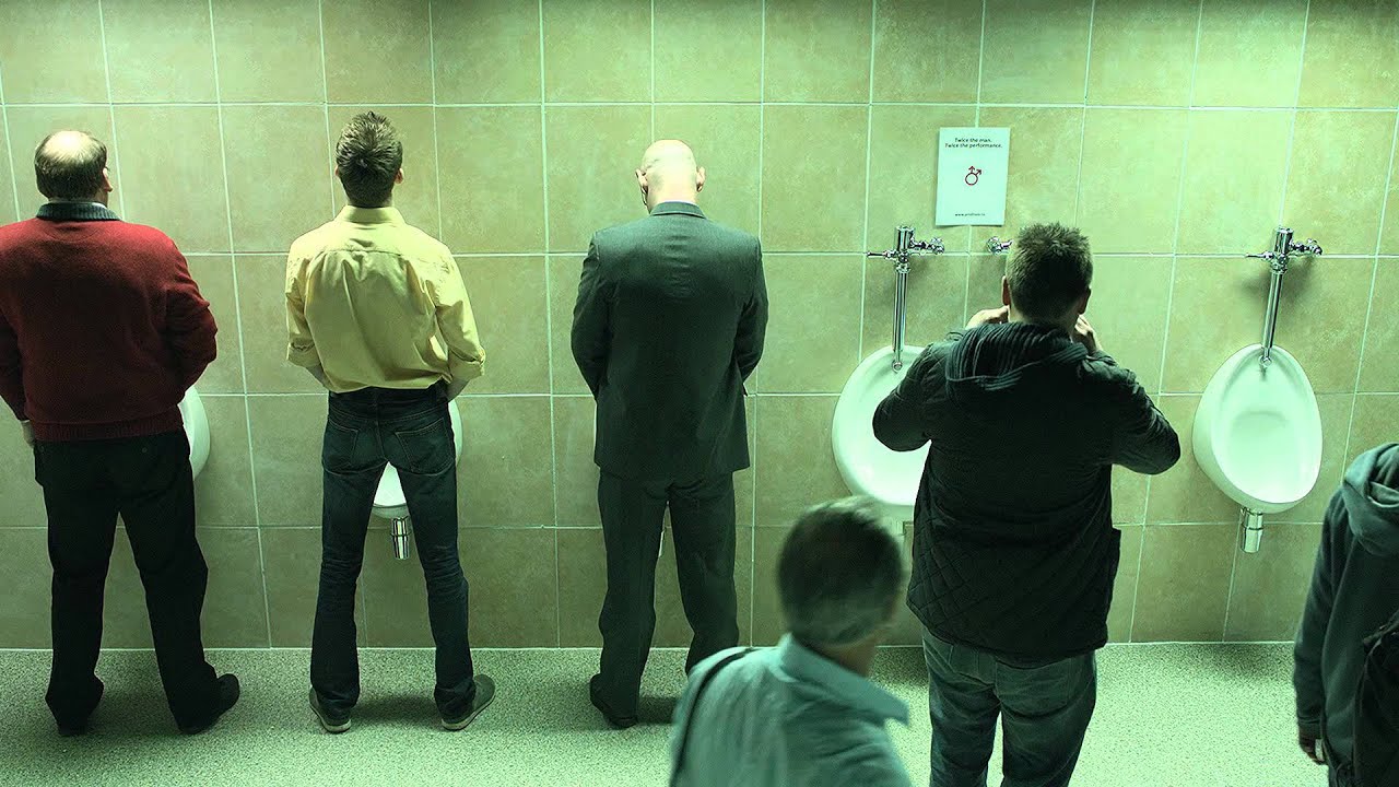 Азиатки в мужском туалете 