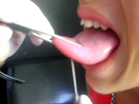 Nica colocando piercing na lingua