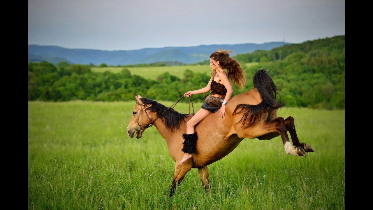 Женщина щеголяет по ранчо в одних трусах
