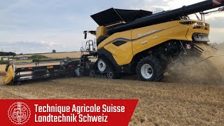 La Moissonneuse-Batteuse New Holland Cr 10 En Action