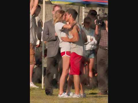 Taylor Swift and Taylor Lautner on the set of Valentines Day Taylor Swift and Taylor Lautner on the set of Valentines Day