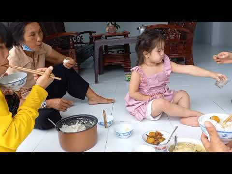 Bữa cơm thân mật cùng gia đình bác ba ngày đầu vào nhà mới