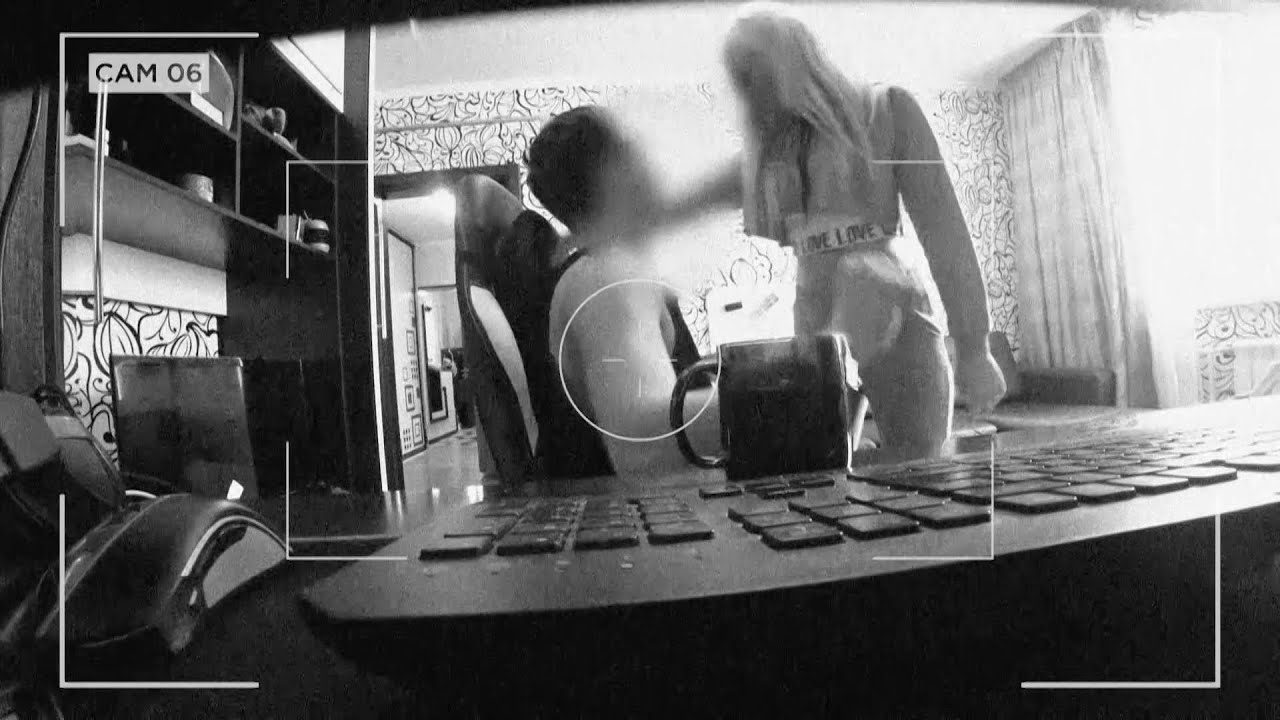 Видео супружеской измены молодой леди было записано в спальне скрытой камерой