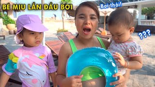Gia Đình Linh Nhi Đi Du Lịch Biển - Lần Đầu Tiên Bé Miu Được Xuống Hồ Bơi Swimming Pools