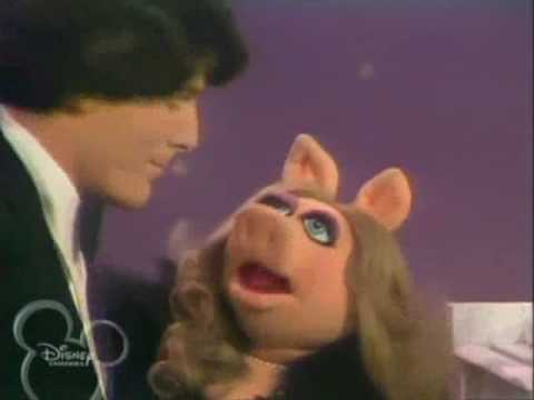 Miss Piggy Singing