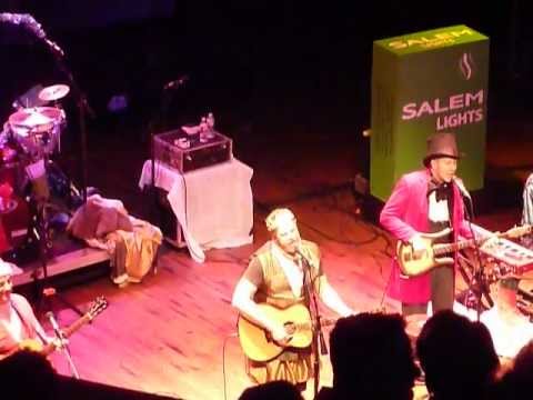 Party with Robert Earl Keen and the Fam-O-Lee - Worldnews