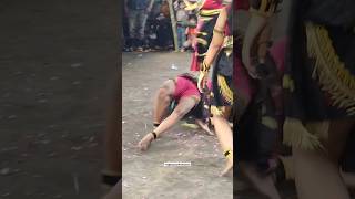 Cewek Cantik Kesurupan Brutal