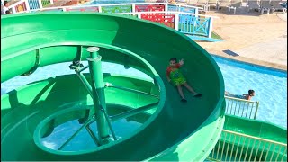 Yusuf Mısırda Aqua Parkta Renkli Su Kaydıraklarından Kaydı Havuzda Çok Eğlendi