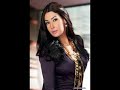 غادة عبدالرازق تداعب كلبها وهي في حمام السباحة