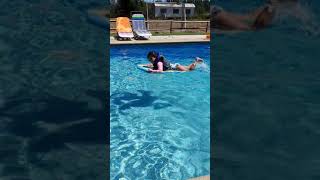 Naomi En La Piscina 2