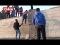 بالفيديو.. شباب يرفعون بنات وسيدات فوق سور جامعة الأزهر لمشاهدة المظاهرات