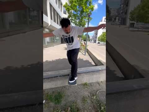 Who did it better? #pizzaskateboards #streetskating