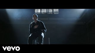 Смотреть клип Eminem - Guts Over Fear ft. Sia