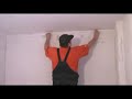 Видео Как клеить потолочный плинтус