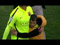 Rakitic abrazando a un niño aficionado del FC Barcelona