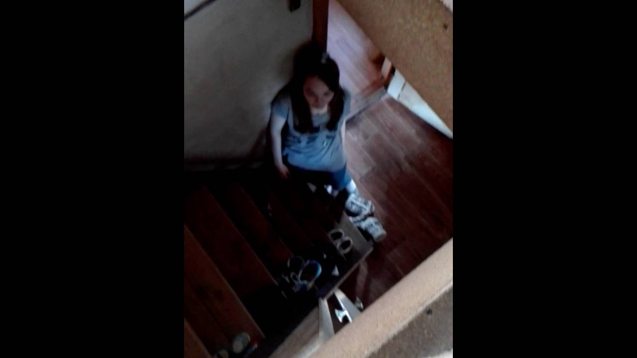 Русская девушка писает в подъезде и на улице 