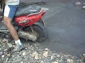 Yamaha BWS вылазит из грязи