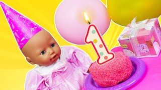 Kız oyunları. Baby Born oyuncak bebek bugün doğum gününü kutluyor. Bebek bakma o