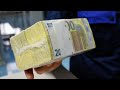 La BCE met en circulation de nouveaux billets de 100 et 200 € | AFP News