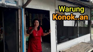 Cara unik cari pelanggan Warung wanita tua di jalan sepi dekat sawah pedesaan.