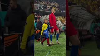 0VLY63EQJJU Video Image