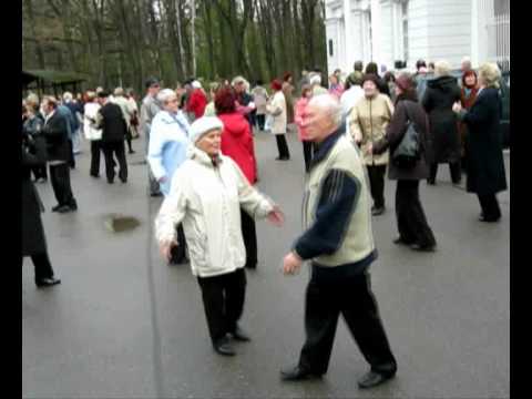 Пенсионеры танцуют в ЦПКиО