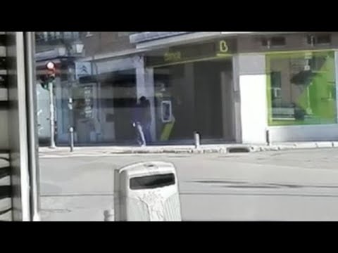 Atracador liberó rehenes durante una hora hasta salir con director encañonado