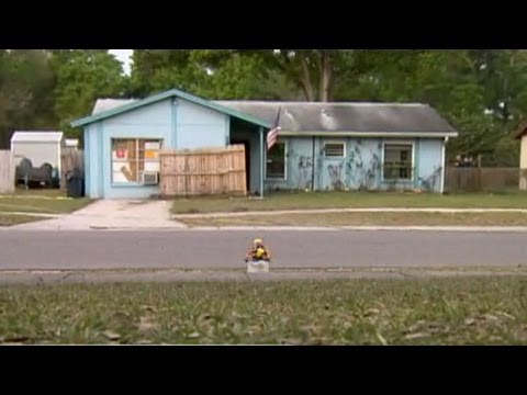 Sinkholes Florida on Growing Sinkhole Destroys Home  Swallows Florida Man
