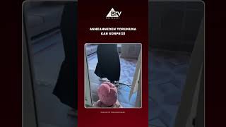 Torunu Karla Oynayamadığı Için Anneanne Dışarıdan Kar Toplayıp Eve Getirdi.