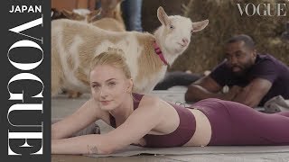 ソフィー・ターナーが”ヤギヨガ”に挑戦。| VOGUE JAPAN