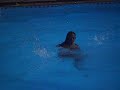 Debora pulando na piscina