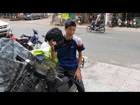 Trên tay túi đeo chéo TOMTOC thương hiệu USA, có RFID Safe