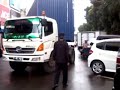 image Truk Container Parkir Serempet Mobil Dan Motor