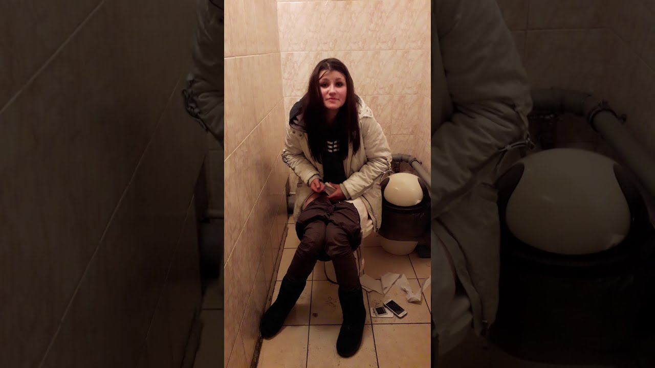 Невоспитанная девушка в туалете