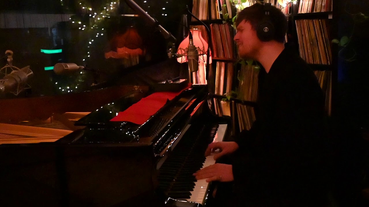 James Blake - Billie Eilishカバー"when the party's over"のピアノ弾き語り映像を公開 thm Music info Clip